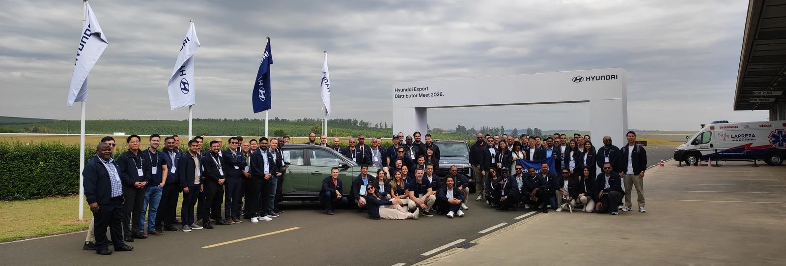 Letreiro Hyundai Export Distributor Meet 2026, bandeiras e carro no circuito Pan-Americano